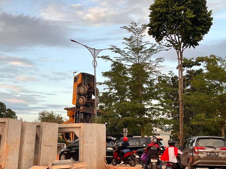 Insiden Crane Terjungkit di Batam, Operator Lompat Saat Angkat Beton Gorong-gorong