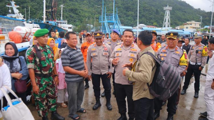 Kapolres Anambas Tinjau Pos Pam Nataru, Pastikan Keamanan Arus Mudik di Pelabuhan Tarempa