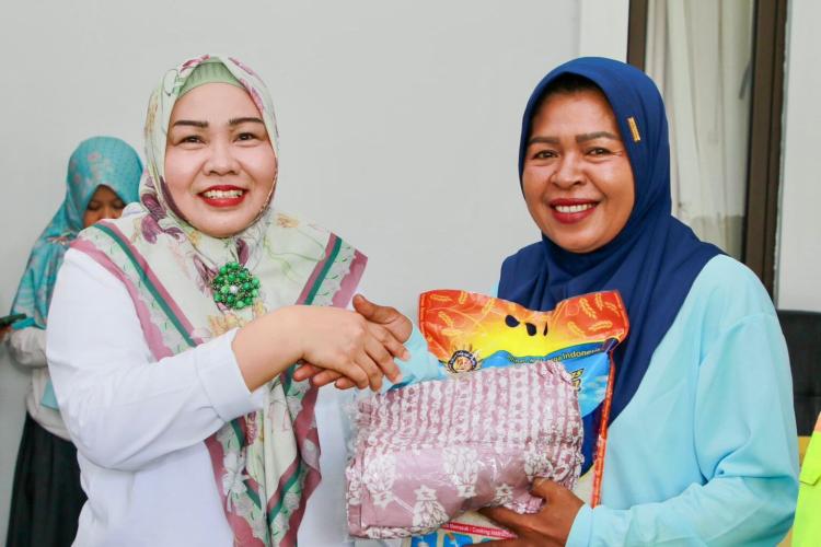 Peringati Hari Ibu, Ketua TP-PKK Batam Salurkan Bantuan untuk Petugas Kebersihan