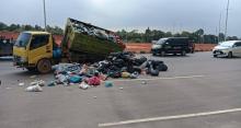 Lori Sampah DLH Kota Batam Ambruk di Bundaran Batam Kota, Sampah Berserakan