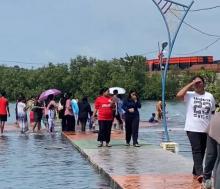 Banjir Rob Genangi Pedestrian Kampung Tua Tanjung Riau, Warga Manfaatkan untuk Bermain Air