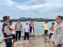 Beredar di Medsos, Warga Berenang di Pelabuhan Tanjung Riau Saat Pasang, Polisi Beri Peringatan