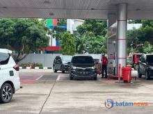 Salfok! Pegawai SPBU di Batam Kini Tampil Pakai Jeans, Ternyata Ini Alasannya