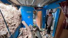 Kapolsek Sekupang Berikan Bantuan untuk Warga Terdampak Tanah Longsor di Kampung Rawasari