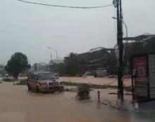 Banjir Parah Rendam Perumahan Marbella & Botania Batam, Kendaraan Tenggelam