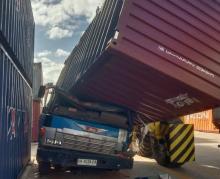 Kontainer Jatuh di Terminal Batu Ampar Batam, Truk BP 8458 EA Remuk Ditimpa