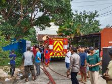 5 Mobil Damkar Padamkan Kebakaran Lahan Kabel Optik di Perumahan Puri Legenda Batam