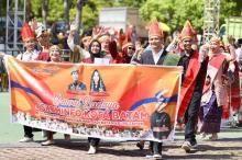 Lautan Warna di Batam Centre: Pawai Budaya Rayakan HJB ke-196 dengan Harmoni Nusantara