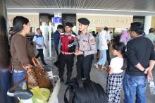 Polda Kepri Beri Pelayanan dan Imbauan Mudik Aman di Bandara Hang Nadim Batam