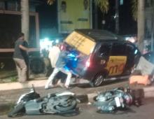 Lakalantas di Tugu Proklamasi Tepi Laut, Mobil Maxim Naik Trotoar dan Tabrak Pohon 