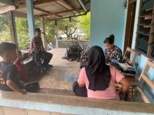 Antisipasi Cuaca Ekstrem, Bhabinkamtibmas Desa Pekajang Himbau Nelayan Utamakan Keselamatan saat Melaut