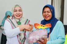 Peringati Hari Ibu, Ketua TP-PKK Batam Salurkan Bantuan untuk Petugas Kebersihan