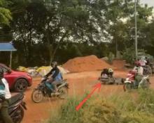 Baru Saja Dikomplain Warga, Dua Pengendara Jatuh Akibat Tumpahan Tanah Proyek Cut & Fill