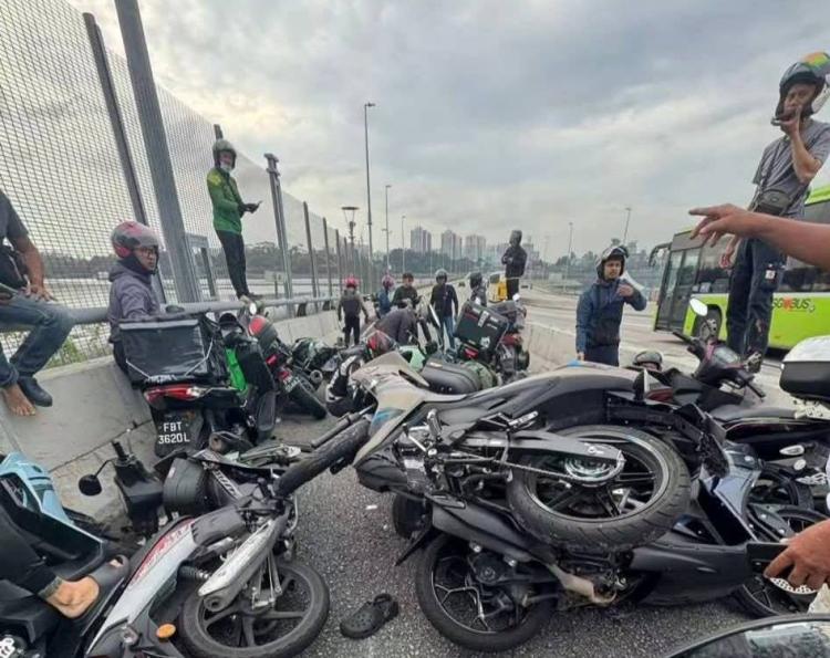 Gara-gara Pengendara Ambil Barang Jatuh, Sebuah Tabrakan Massal Motor Terjadi di Singapura-Malaysia