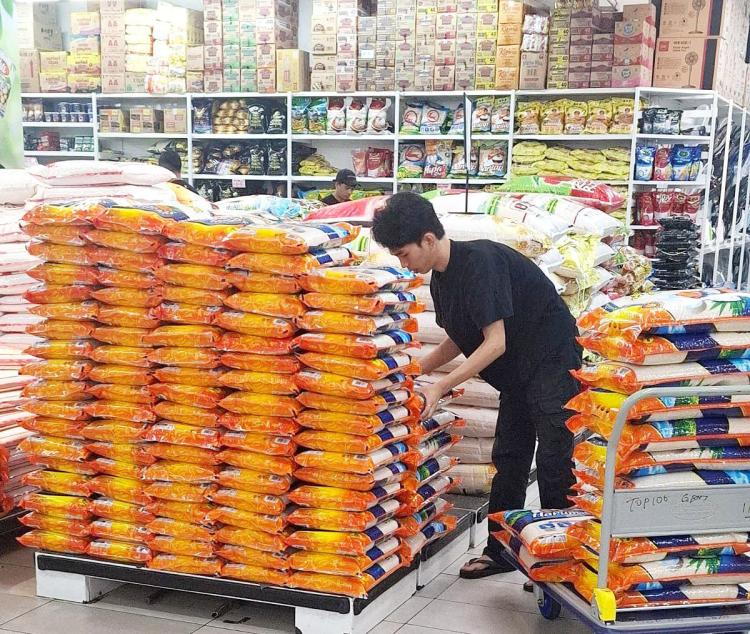 Bulog Siapkan 4.000 Ton Beras Premium Antisipasi Kelangkaan di Batam
