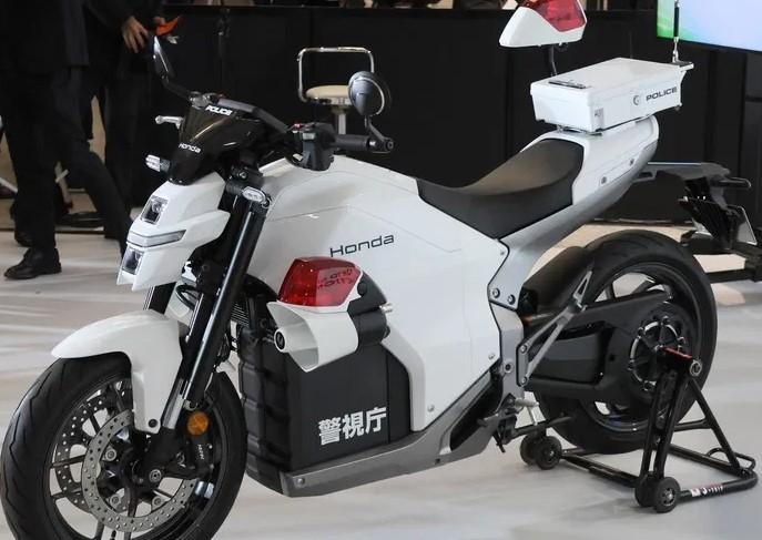 Honda WN7 Listrik Resmi Debut, Versi Polisi Jepang Pakai Warna Putih Baru