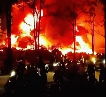 Kebakaran Hebat di Samping Masjid Sultan Mahmud Batam, 4 Unit Damkar Dikerahkan