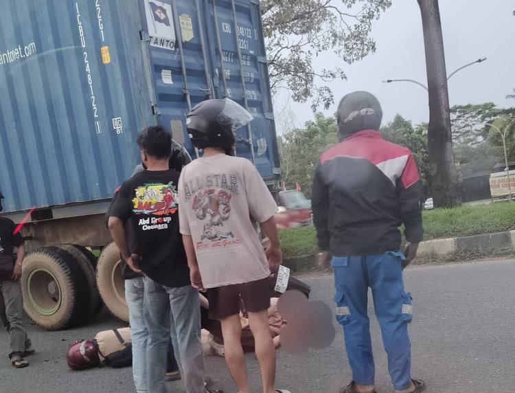Kecelakaan di Yos Sudarso Batam: Motor Tabrak Truk Mogok, Dua Pelajar Kritis