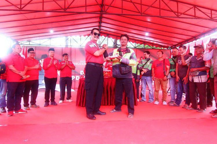 DPD PDIP Kepri Bagikan 600 Sembako pada HUT ke-53, Soerya: Harus Bersentuhan Langsung dengan Rakyat