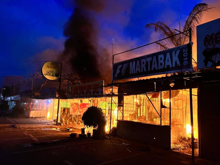 Kawasan Kuliner Mega Legenda Batam Terbakar, Diduga Akibat Pembakaran Sampah