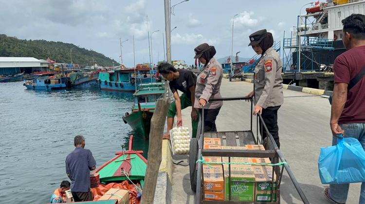 Patroli Dialogis Polwan Polres Anambas di Pelabuhan Tarempa, Bangun Kedekatan dengan Masyarakat