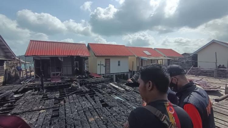 Gara-gara Api Tungku dan Angin Kencang, Tiga Rumah di Pesisir Lingga Hangus Terbakar