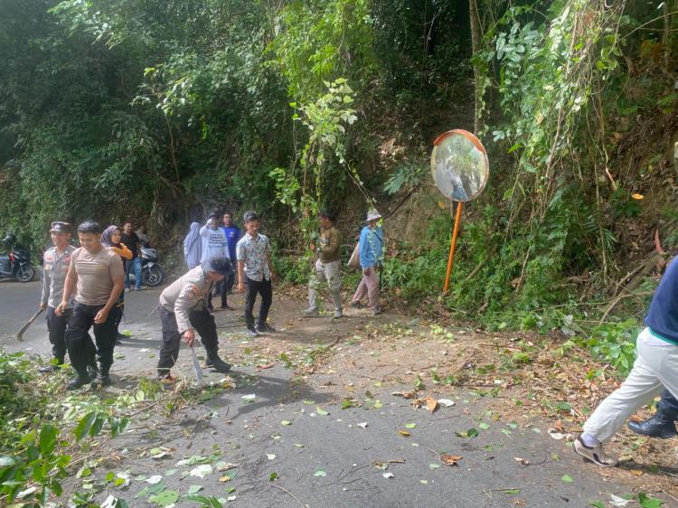 Polri Turun Langsung, Gotong Royong "Palmatak Belete" Pererat Keakraban dengan Warga Anambas