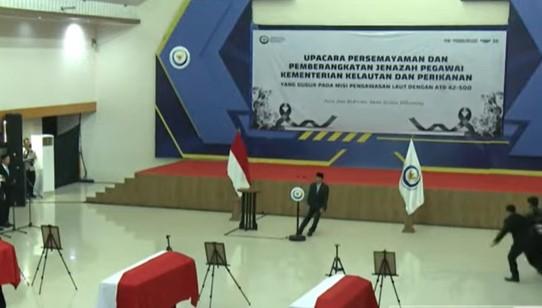 Detik-detik Menteri Trenggono Jatuh Pingsan di Upacara Persemayaman Korban Pesawat