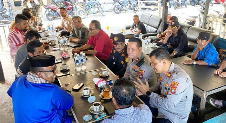Polsek Batu Ampar Kawal Distribusi Air Bersih ke Warga Tanjung Sengkuang
