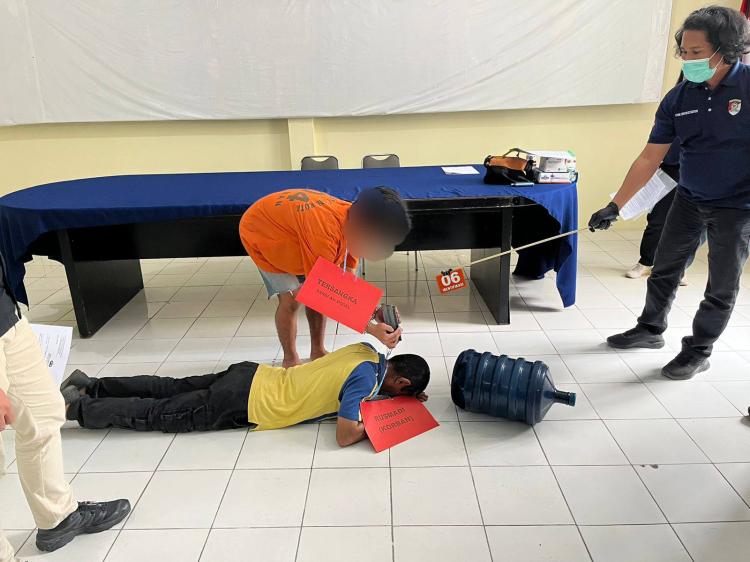 17 Adegan Rekonstruksi Penganiayaan Hubungan Sesama Jenis di Batam, Korban Tewas Dihantam Batu Gilingan