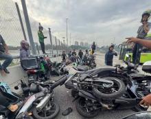 Gara-gara Pengendara Ambil Barang Jatuh, Sebuah Tabrakan Massal Motor Terjadi di Singapura-Malaysia