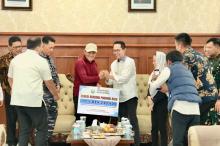 Datang Ke Banda Aceh Wali Kota dan Wakil Wali Kota Batam Serahkan Langsung Bantuan Rp4,8 Miliar 