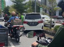 Kecelakaan Tunggal di Jalan Sriwijaya Batam, Mobil Toyota Putih Tabrak Tiang