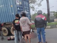 Kecelakaan di Yos Sudarso Batam: Motor Tabrak Truk Mogok, Dua Pelajar Kritis