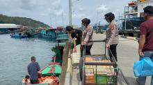 Patroli Dialogis Polwan Polres Anambas di Pelabuhan Tarempa, Bangun Kedekatan dengan Masyarakat
