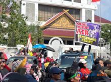 Mandikan Jenazah Pun Susah! Ratusan Warga Batu Ampar Demo Tuntut Air Bersih