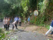 Polri Turun Langsung, Gotong Royong "Palmatak Belete" Pererat Keakraban dengan Warga Anambas