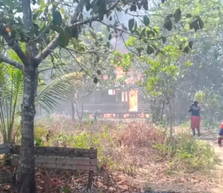 Kebakaran Lahan di Kampung Centeng Lingga, Satu Rumah Jadi Korban, Petugas Berjibaku Padamkan Api