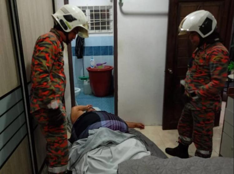 Guru Dengan Berat 350 Kg di Melaka Dievakuasi Petugas Damkar dari Kamar Mandi