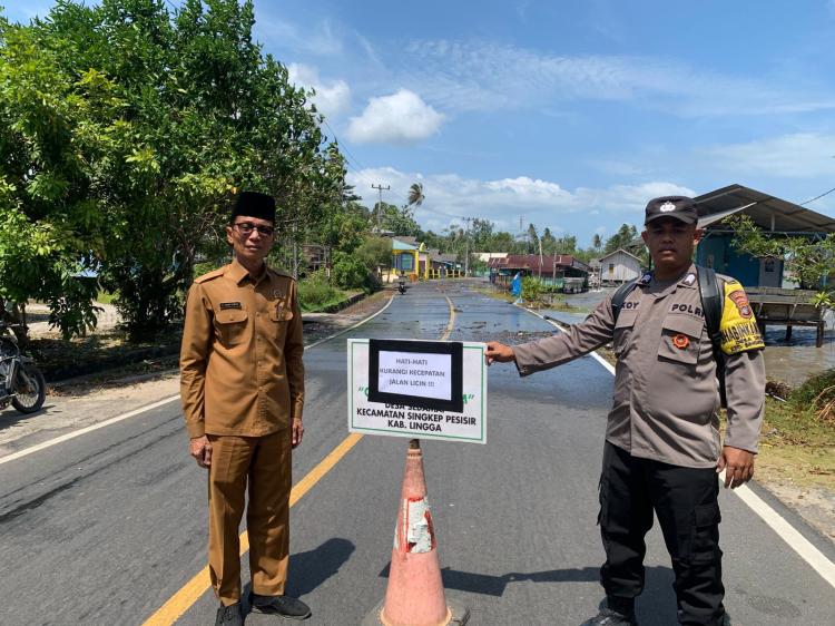 Cegah Laka Lantas, Polisi di Lingga Tandai Jalan Rawan Tempias Air Laut