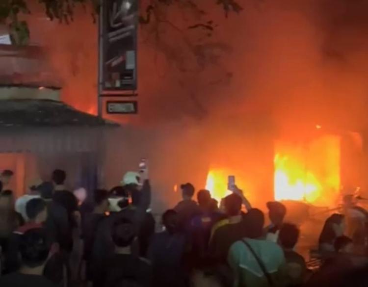 Kebakaran Hanguskan Kios di Seberang Pasar Cikpuan Batam, Lalu Lintas Terganggu