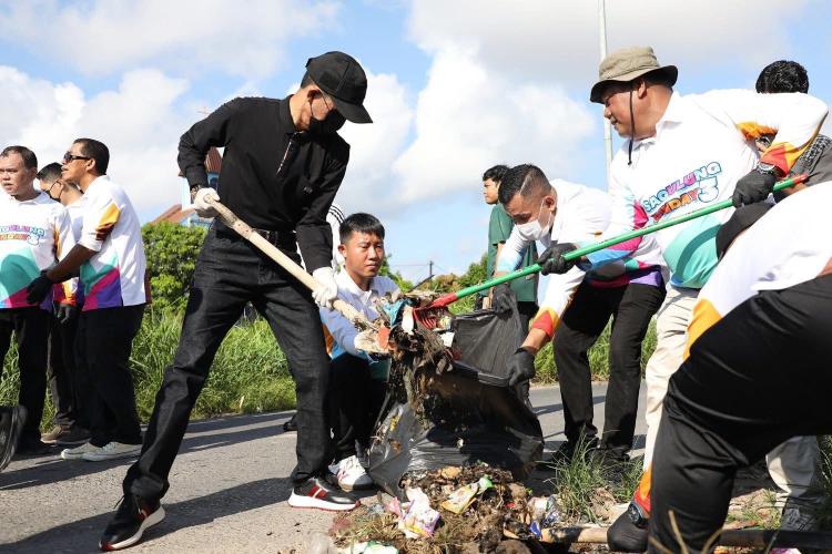 Gotong Royong 5.600 Orang Warna Pencanangan Gerakan Batam ASRI oleh Amsakar-Li Claudia
