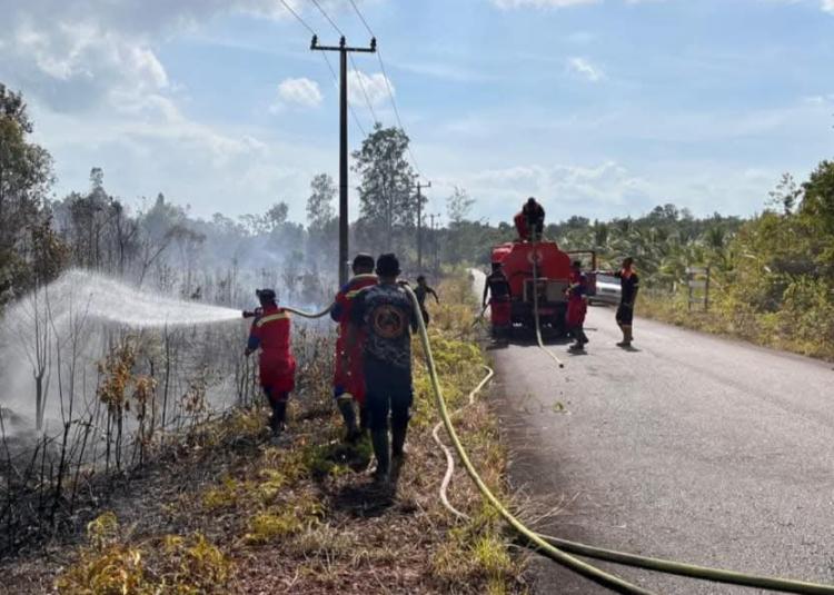 Nyaris 2 Hektare Lahan Dekat Pesantren Sungai Pinang Lingga Hangus, Petugas hingga Warga Berjibaku Lawan Api