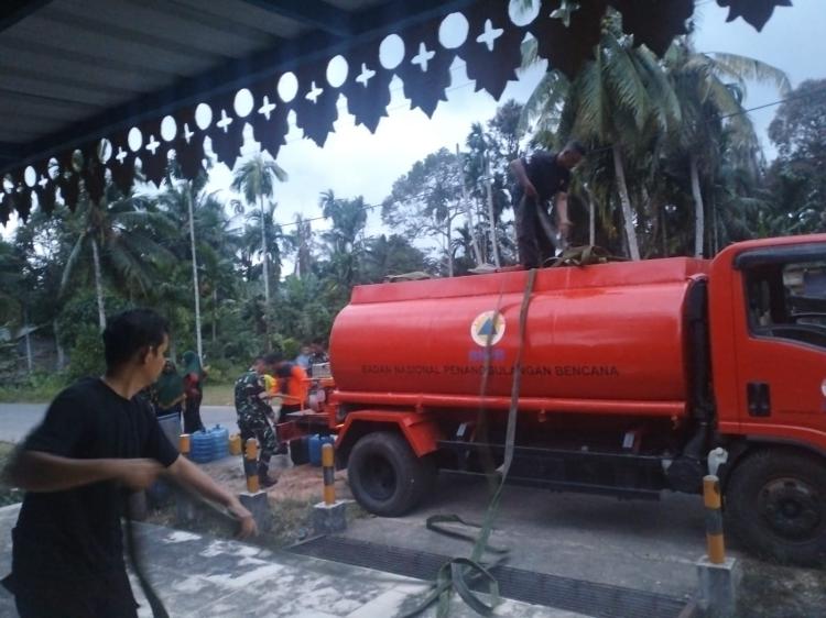 BPBD Lingga Kerahkan Truk Tangki ke Desa Musai, Distribusikan Air Bersih untuk Warga Terdampak Kemarau