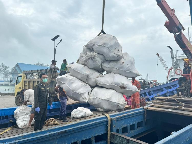 148,89 Ton Kelapa Bulat Natuna Dikirim ke Tanjungpinang Jelang Ramadhan