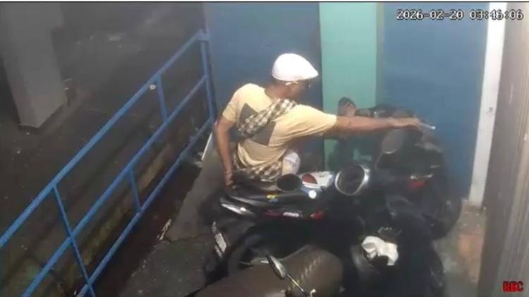 Makin Nekat! Curanmor di Batam Sasar Motor Terkunci Stang di Teras Rumah, Aksi Pelaku Terekam CCTv