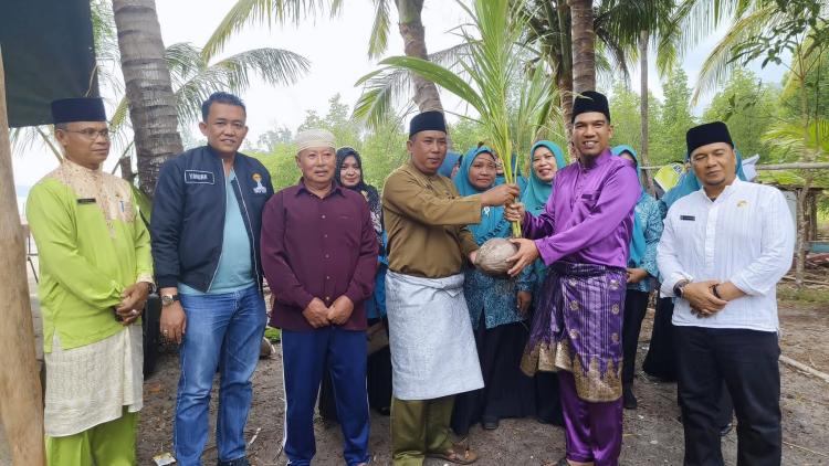 Pemkab Lingga Salurkan Puluhan Bibit Kelapa di Desa Kelumu, Wujudkan Ketahanan Pangan dan Cegah Stunting