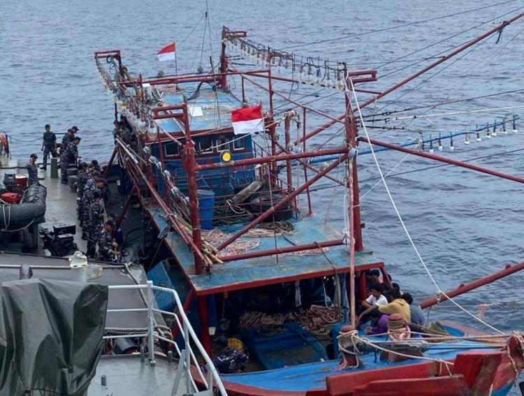 KRI Silas Papare-386 Gagalkan Penyelundupan 40 Ton Solar Ilegal dan Narkoba di Laut Natuna