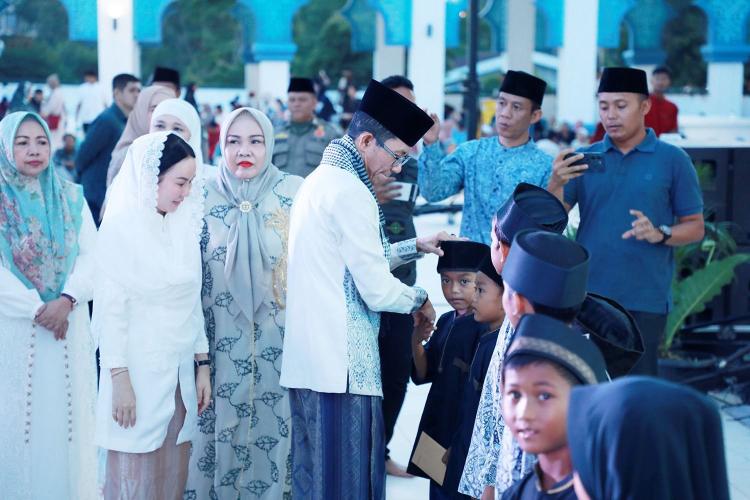 Santuni 1.200 Anak Yatim, Ribuan Warga Padati Masjid Agung Batam 