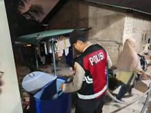 Polsek Lubuk Baja Kawal Distribusi Air Bersih Hingga Tengah Malam di Tanjung Uma
